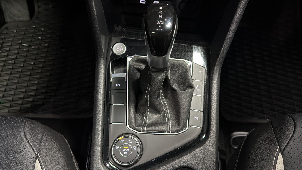 Certified 2025 Volkswagen Taos SEL AWD/4WD image 38
