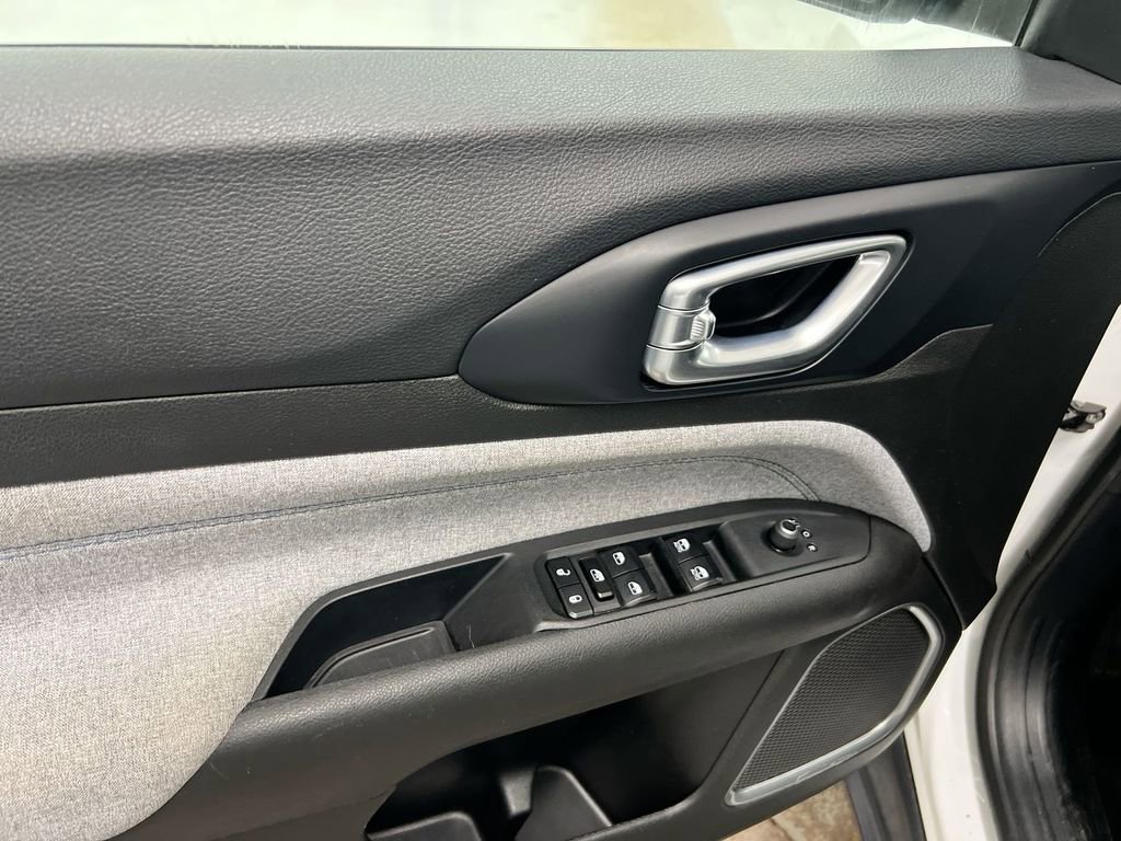 Used 2024 Jeep Compass Latitude image 20