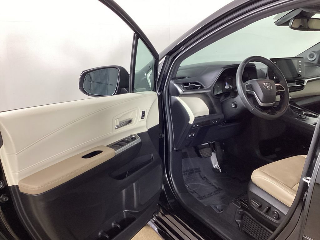 Used 2024 Toyota Sienna Limited AWD/4WD image 9