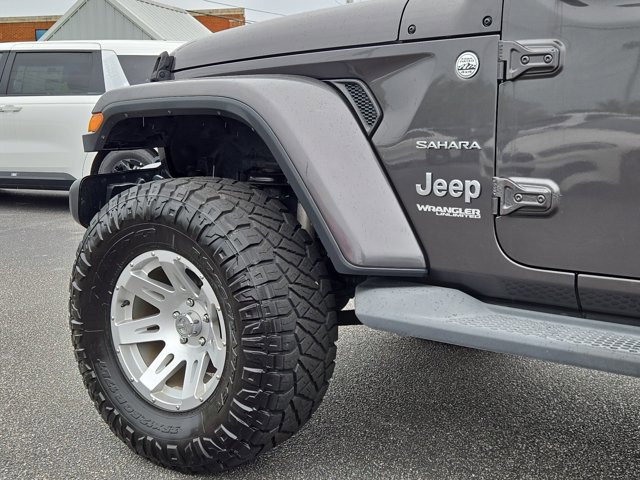 Used 2018 Jeep Wrangler Unlimited Sahara w/ Cold Weather Group AWD/4WD image 11