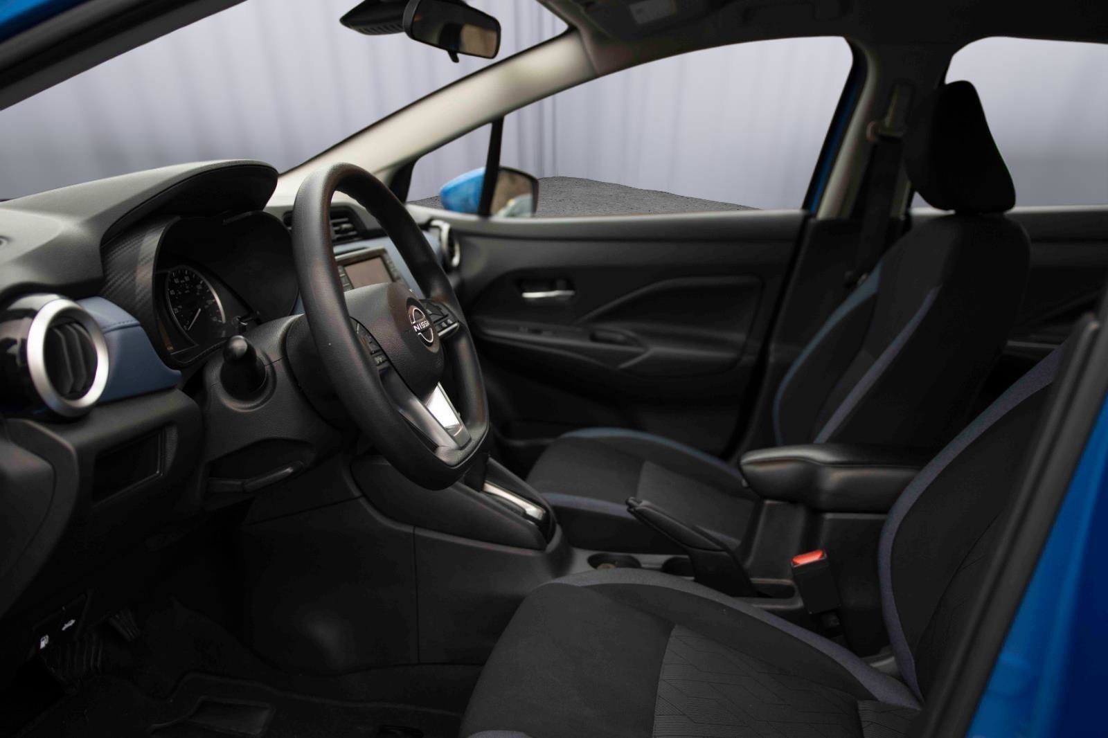 Used 2023 Nissan Versa SV image 2