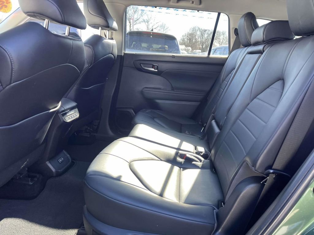 Used 2023 Toyota Highlander XLE image 18