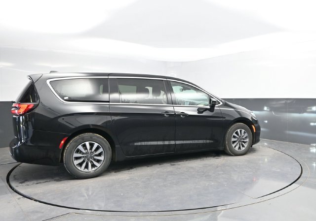 Used 2024 Chrysler Pacifica Limited FWD image 2