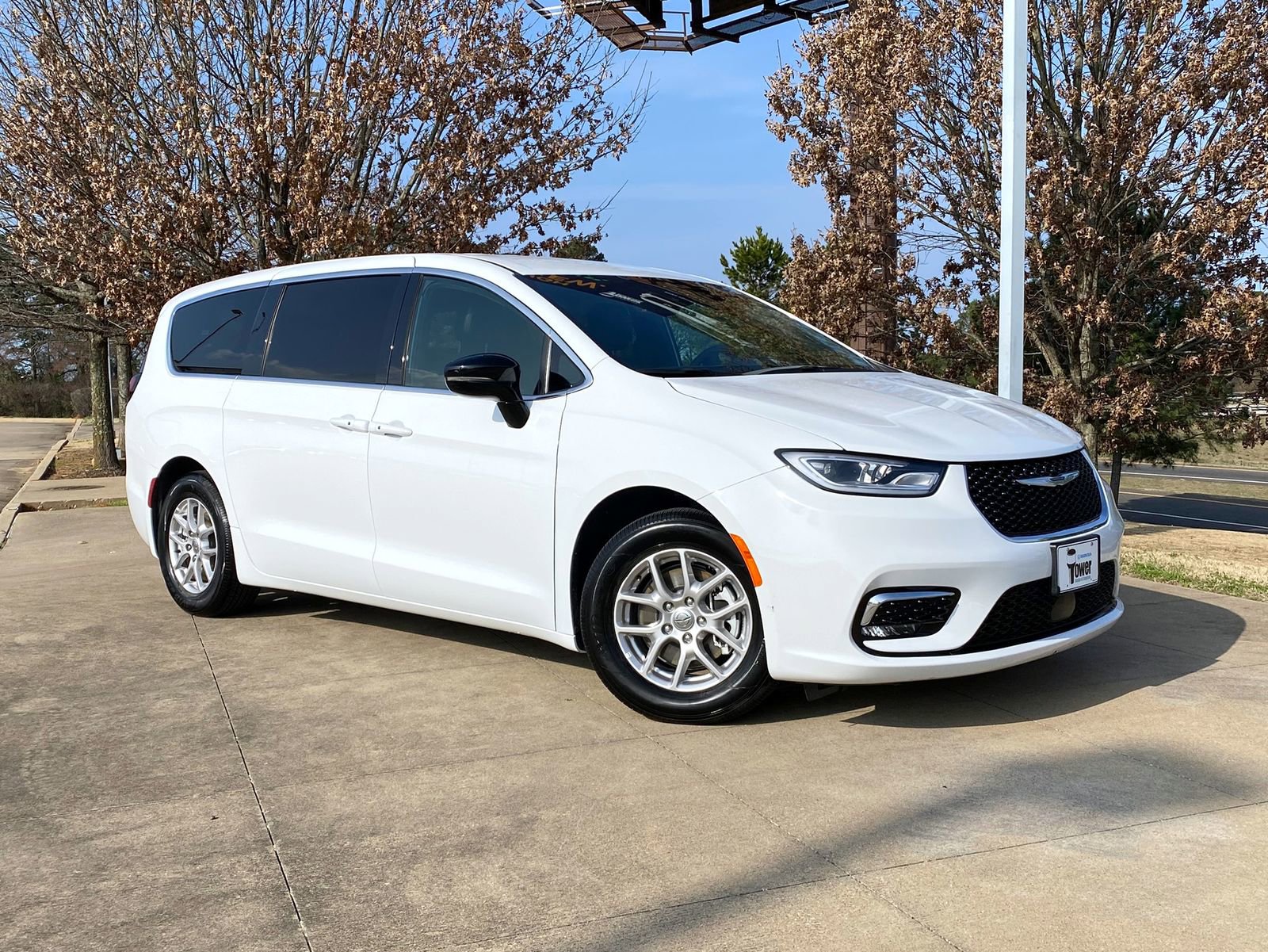 Used 2025 Chrysler Pacifica Select image 1