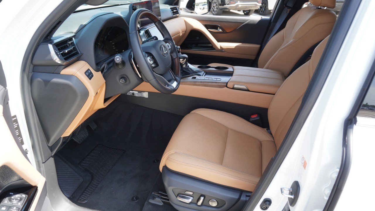 Certified 2024 Lexus LX 600 4WD w/ Luxury Package image 13