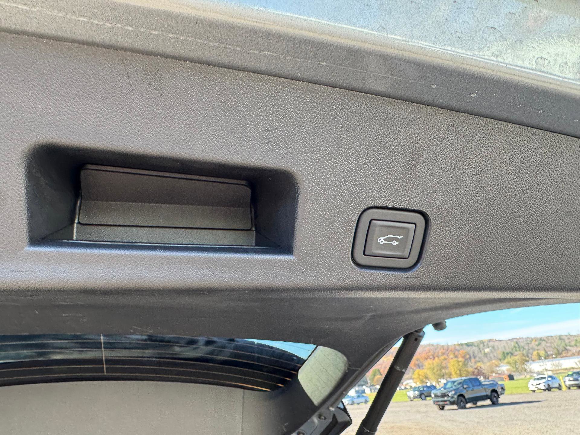 Used 2025 Chevrolet Traverse LT image 42