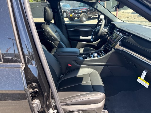 New 2025 Jeep Grand Cherokee L Limited w/ Black Appearance Package AWD/4WD image 9
