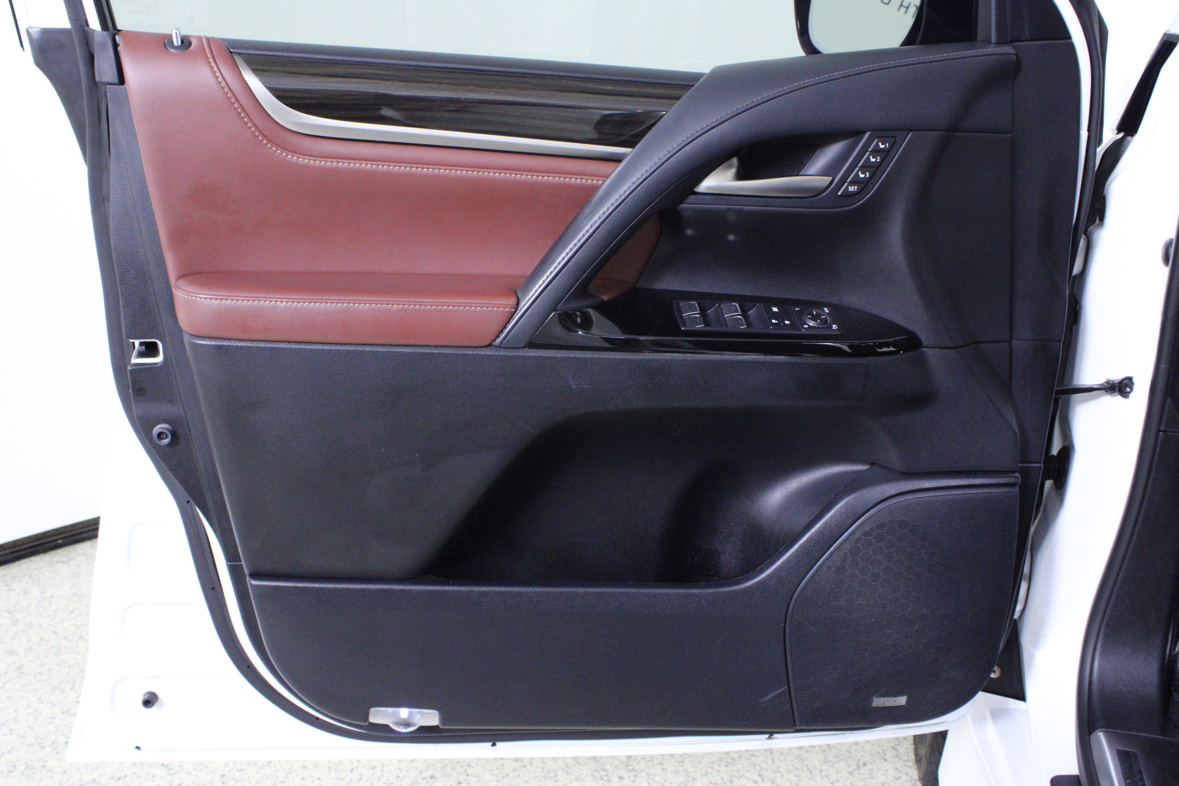 Used 2017 Lexus LX 570 4WD w/ Luxury Package image 19