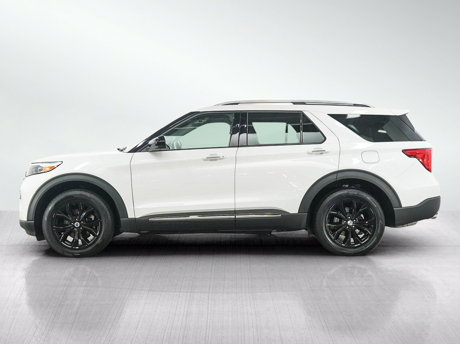 Used 2023 Ford Explorer Limited AWD/4WD image 2