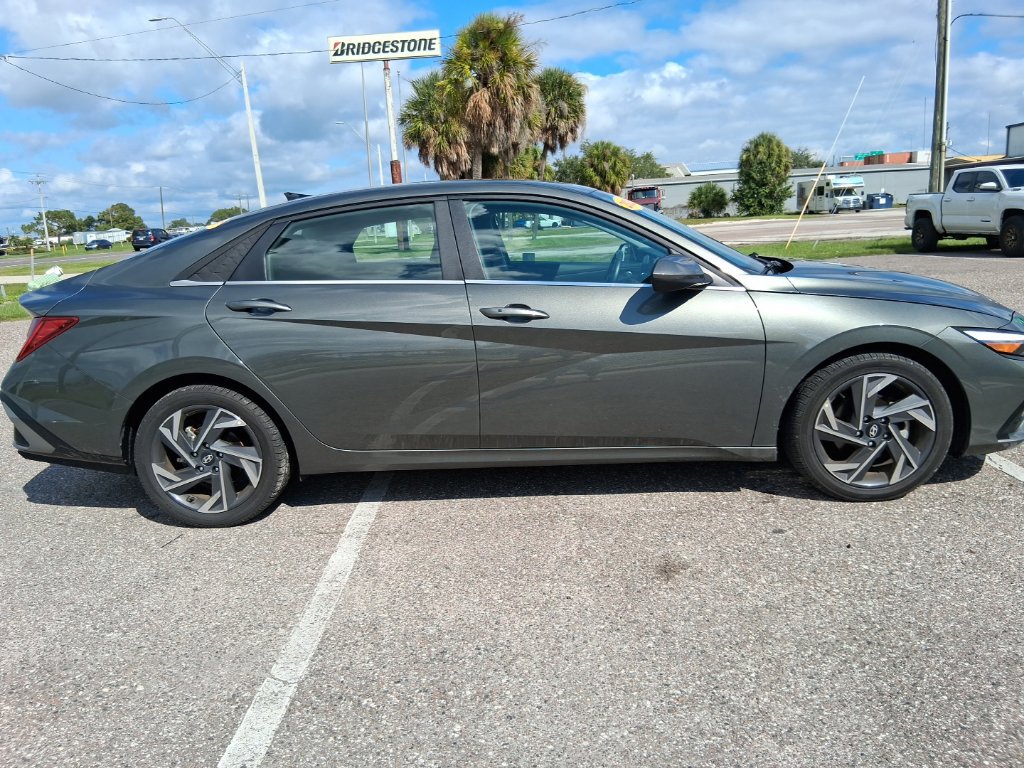 Used 2025 Hyundai Elantra SEL FWD image 2