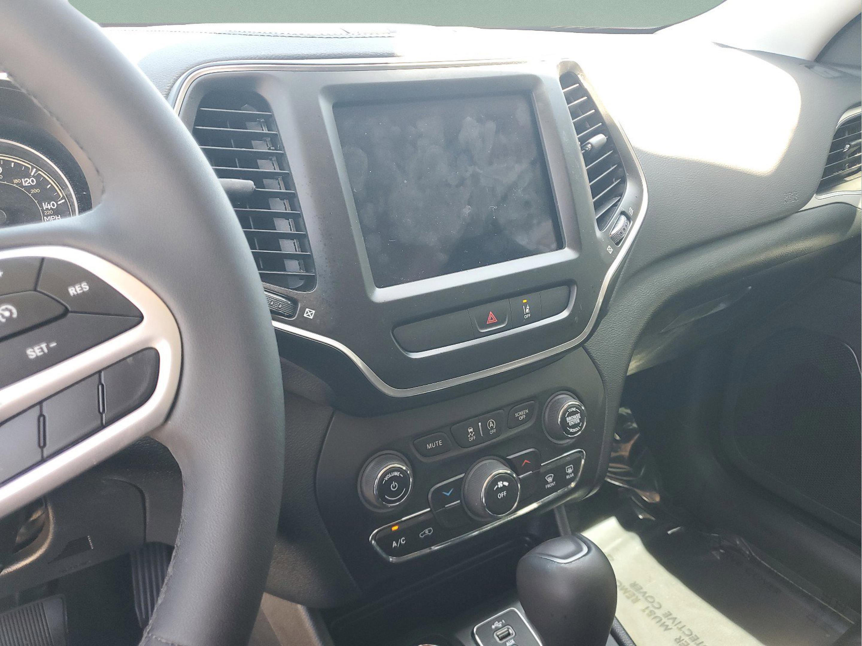 Used 2022 Jeep Cherokee Latitude AWD/4WD image 23