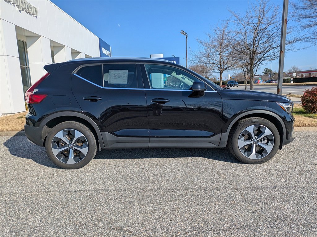 Certified 2025 Volvo XC40 B5 Plus image 3
