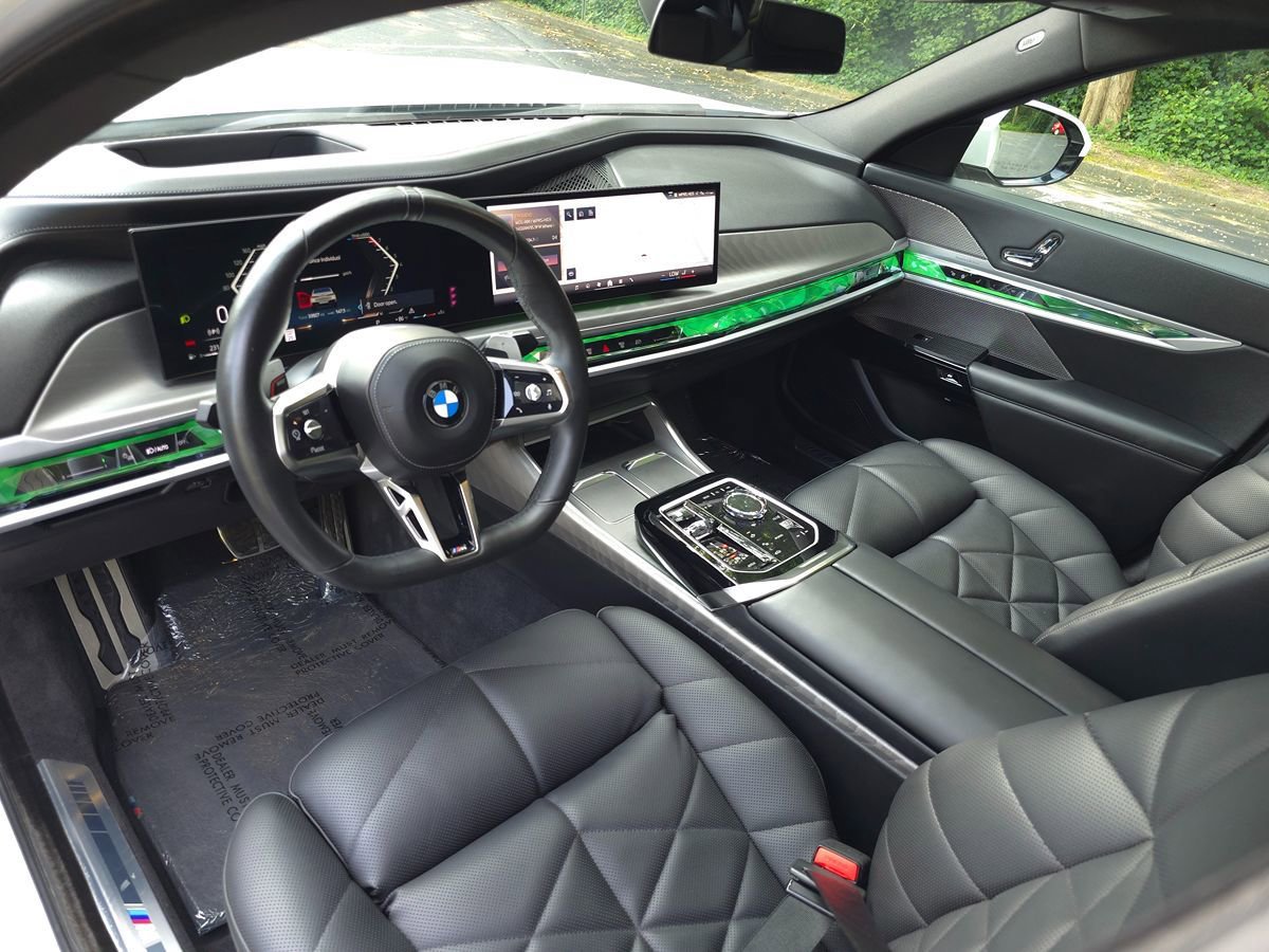 Used 2023 BMW 740i image 2