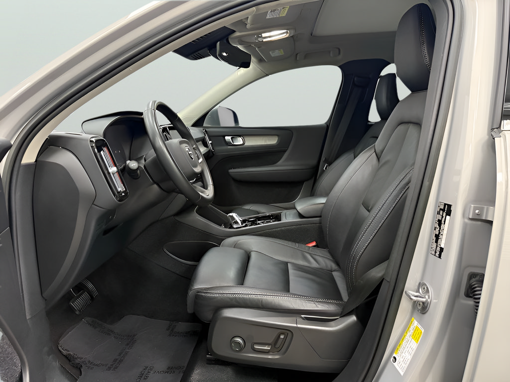 Used 2023 Volvo XC40 B5 Plus AWD/4WD image 28