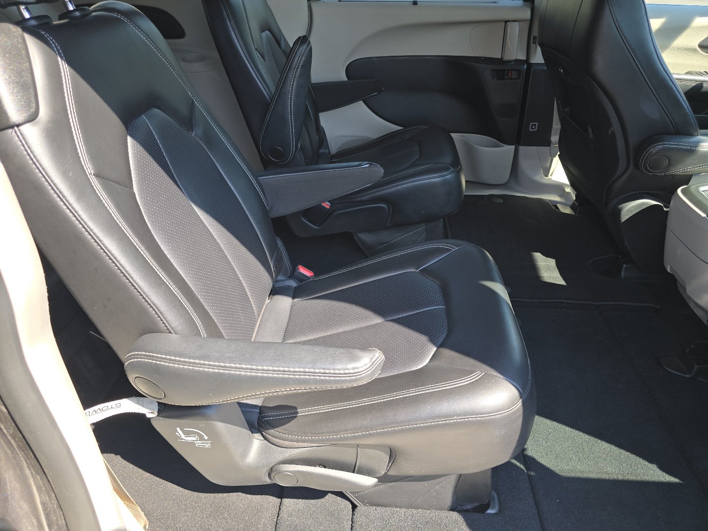 Used 2023 Chrysler Pacifica Touring-L FWD image 26