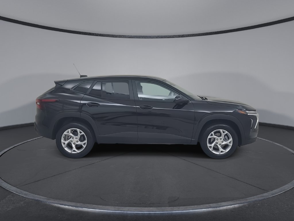 Used 2026 Chevrolet Trax LS w/ LS Convenience Package FWD image 18