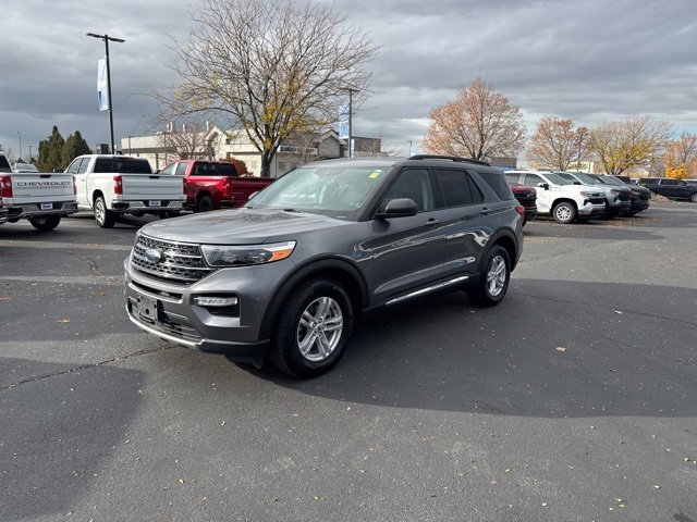 Used 2022 Ford Explorer XLT w/ Equipment Group 202A image 3