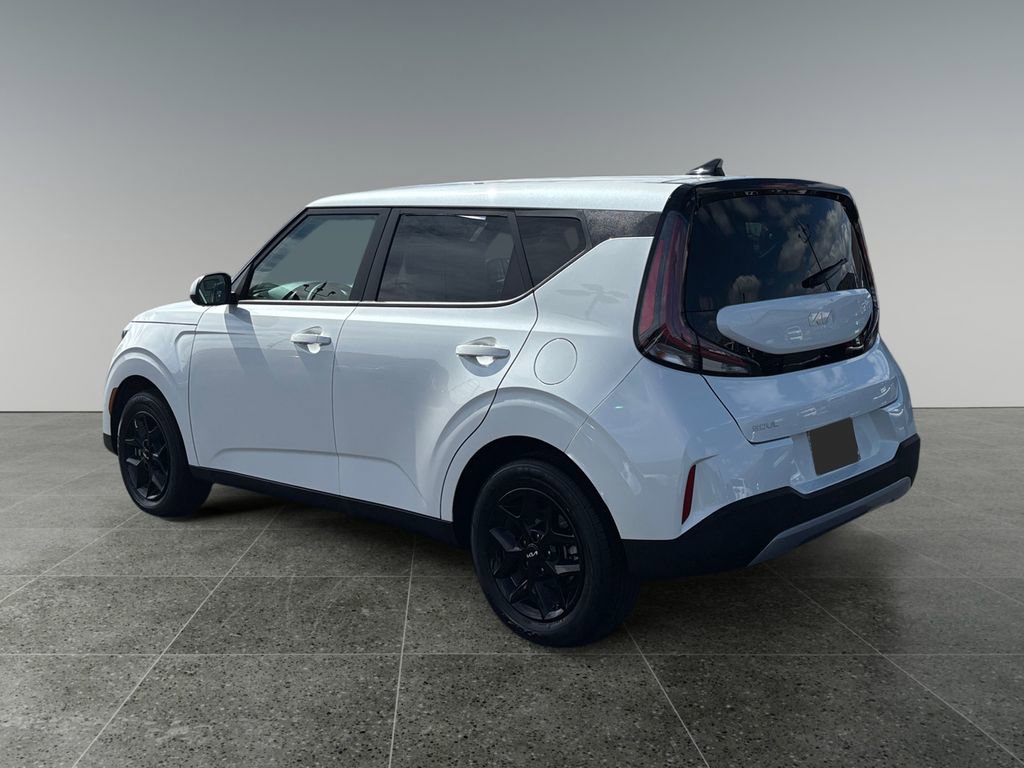 Used 2025 Kia Soul LX FWD image 5