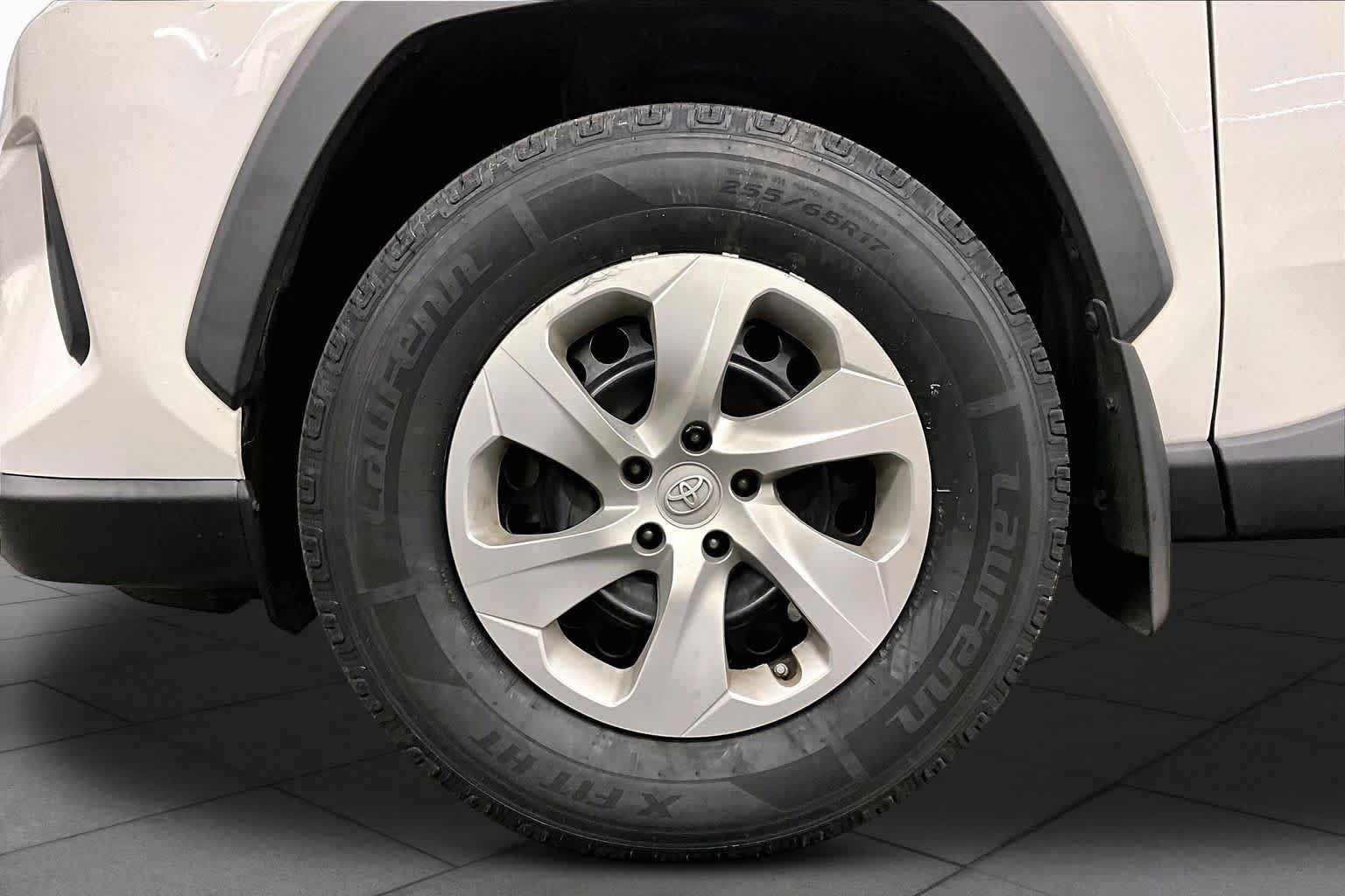 Used 2023 Toyota RAV4 LE AWD/4WD image 10
