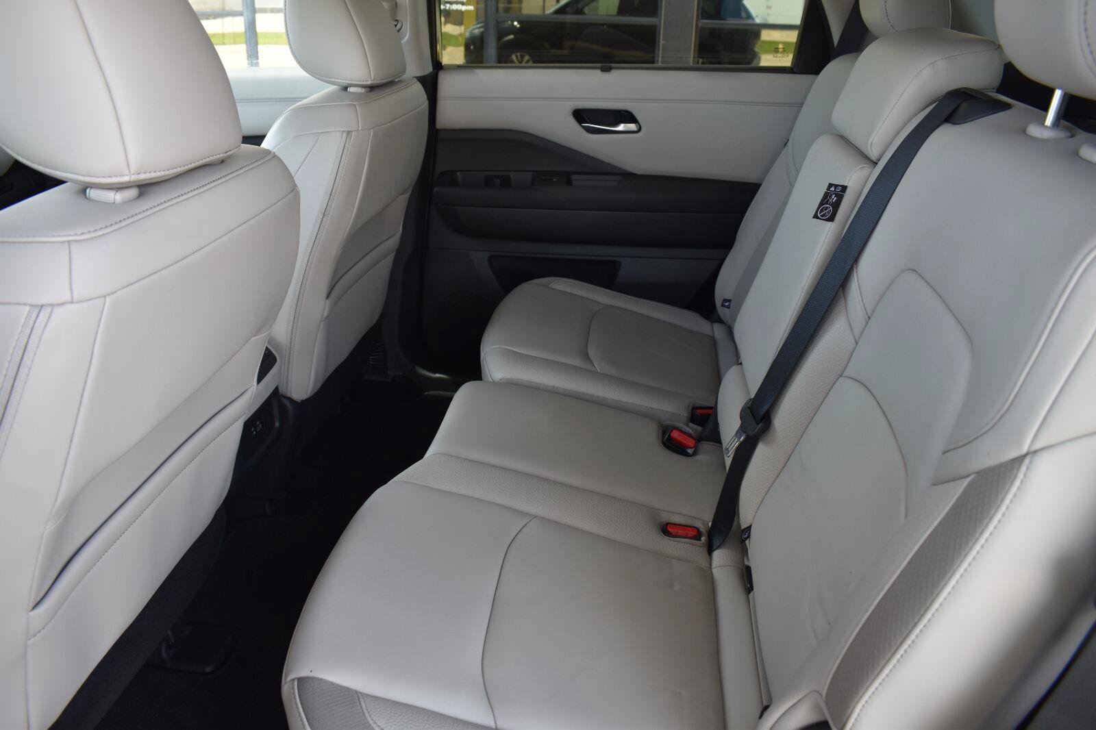 Used 2025 Nissan Pathfinder SL FWD image 47
