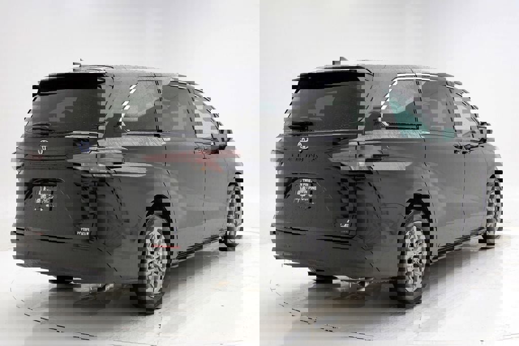 Used 2024 Toyota Sienna LE image 9