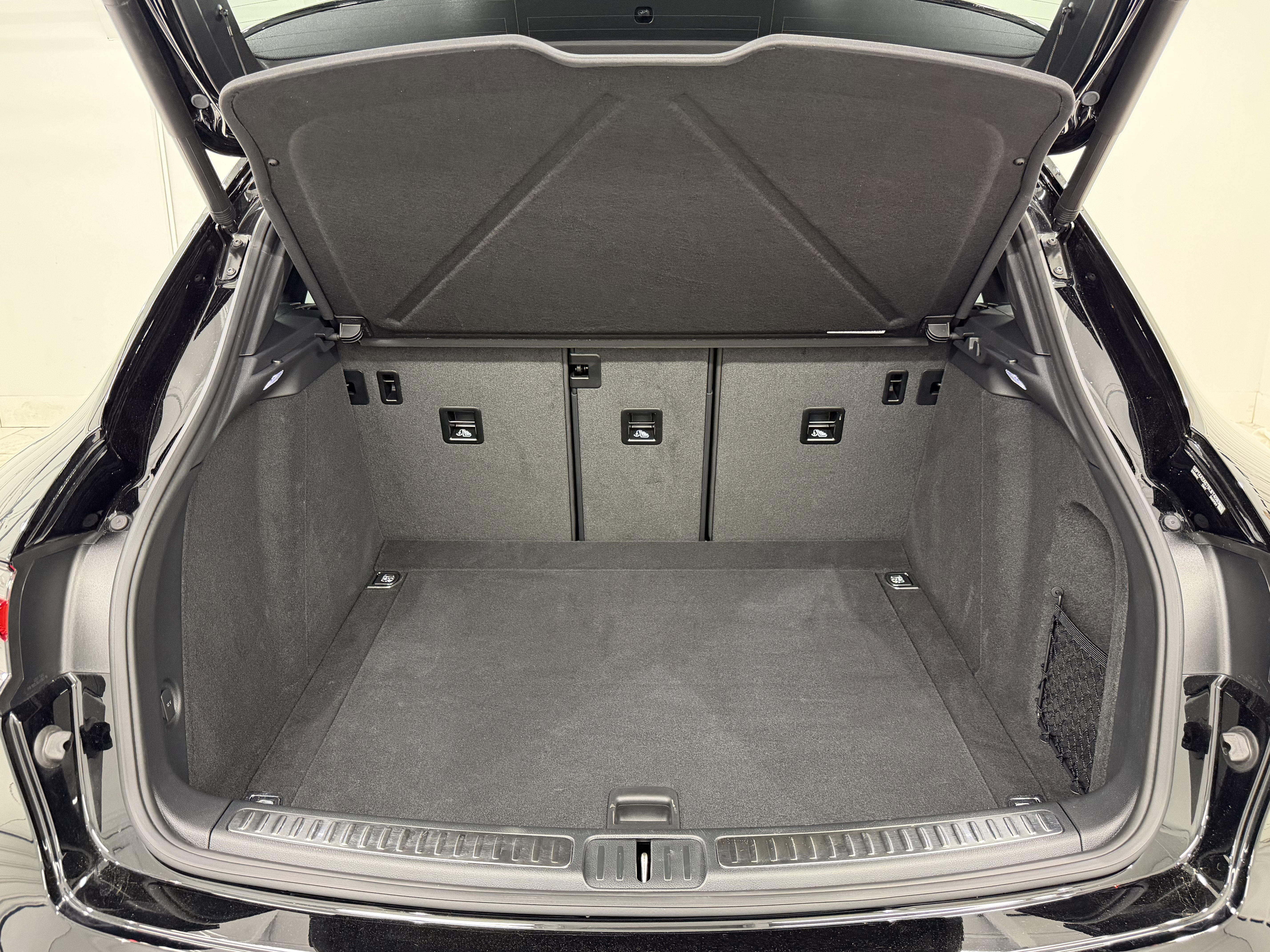 Certified 2025 Porsche Macan AWD/4WD image 59