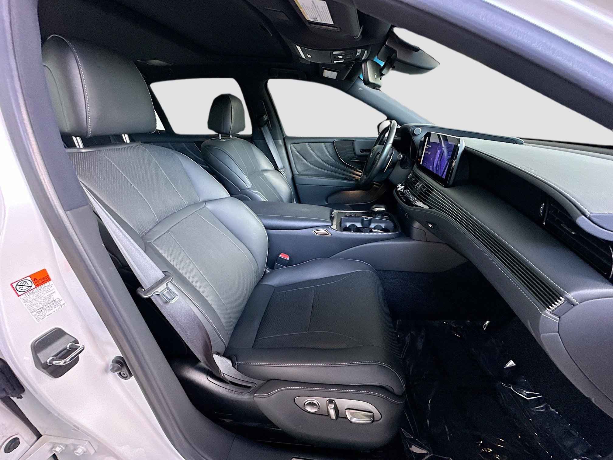 Used 2023 Lexus LS 500 w/ Accessory Package (Z2) RWD image 27