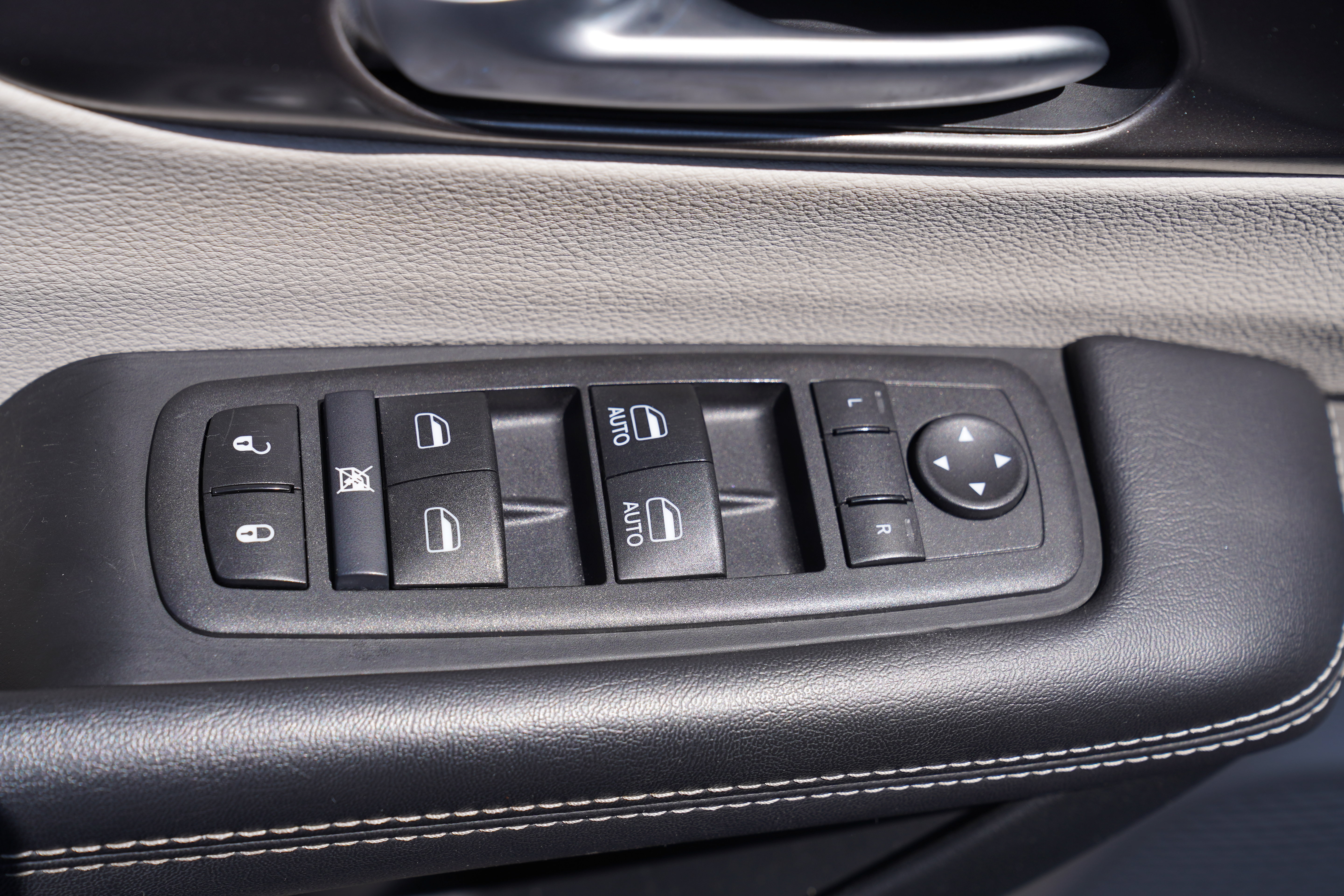 Used 2024 Chrysler Pacifica Touring-L FWD image 18