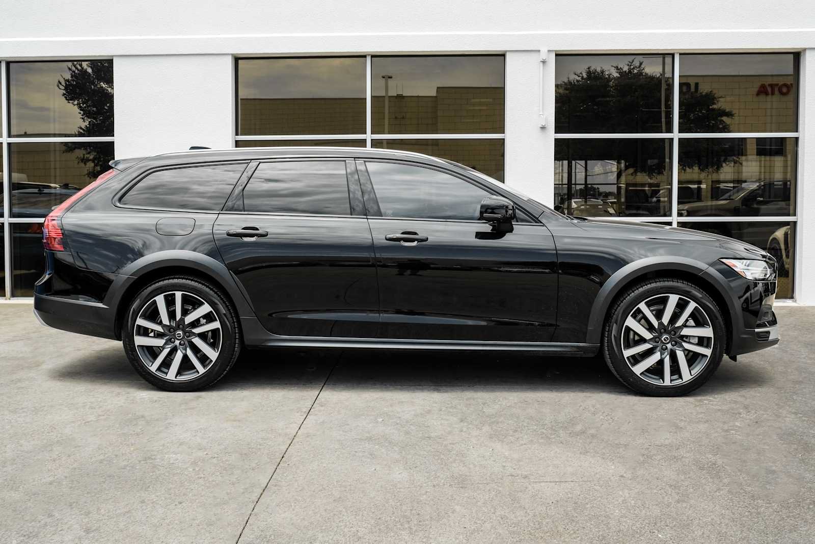 Used 2025 Volvo V90 B6 Cross Country Plus w/ Protection Package Premier AWD/4WD image 8