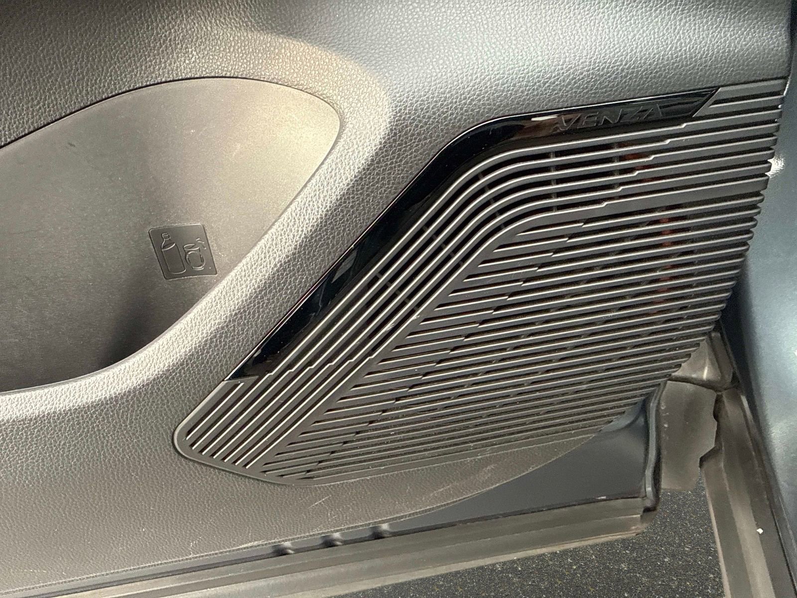 Used 2021 Toyota Venza Limited image 19