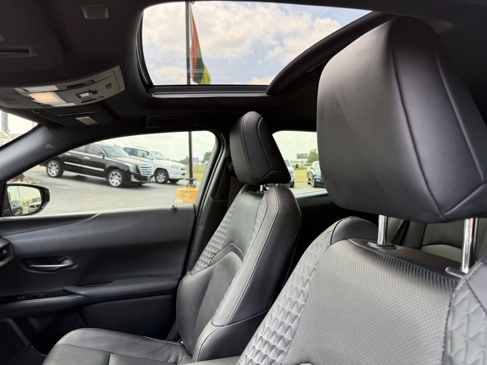 Used 2020 Lexus UX 250h w/ Luxury Package image 39