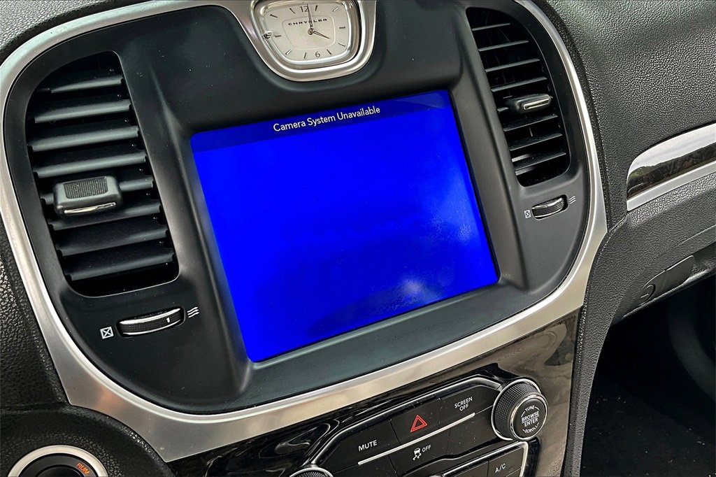 Used 2018 Chrysler 300 Limited image 19