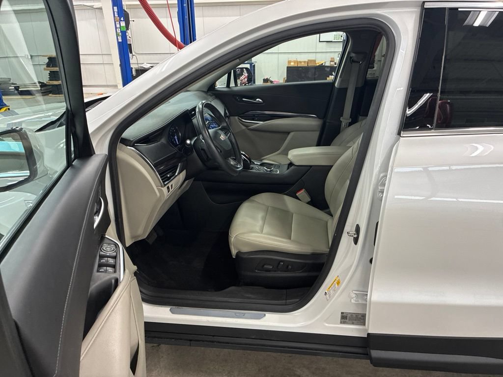 Used 2022 Cadillac XT4 Luxury w/ Cold Weather Package AWD/4WD image 9