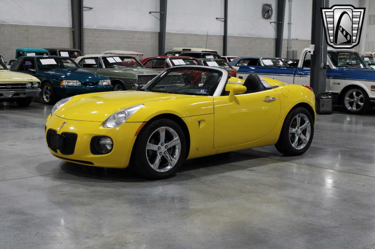 Used 2008 Pontiac Solstice GXP w/ Premium Package image 2
