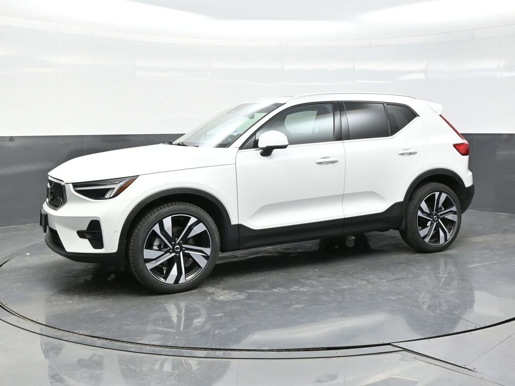 Used 2025 Volvo XC40 B5 Plus image 3