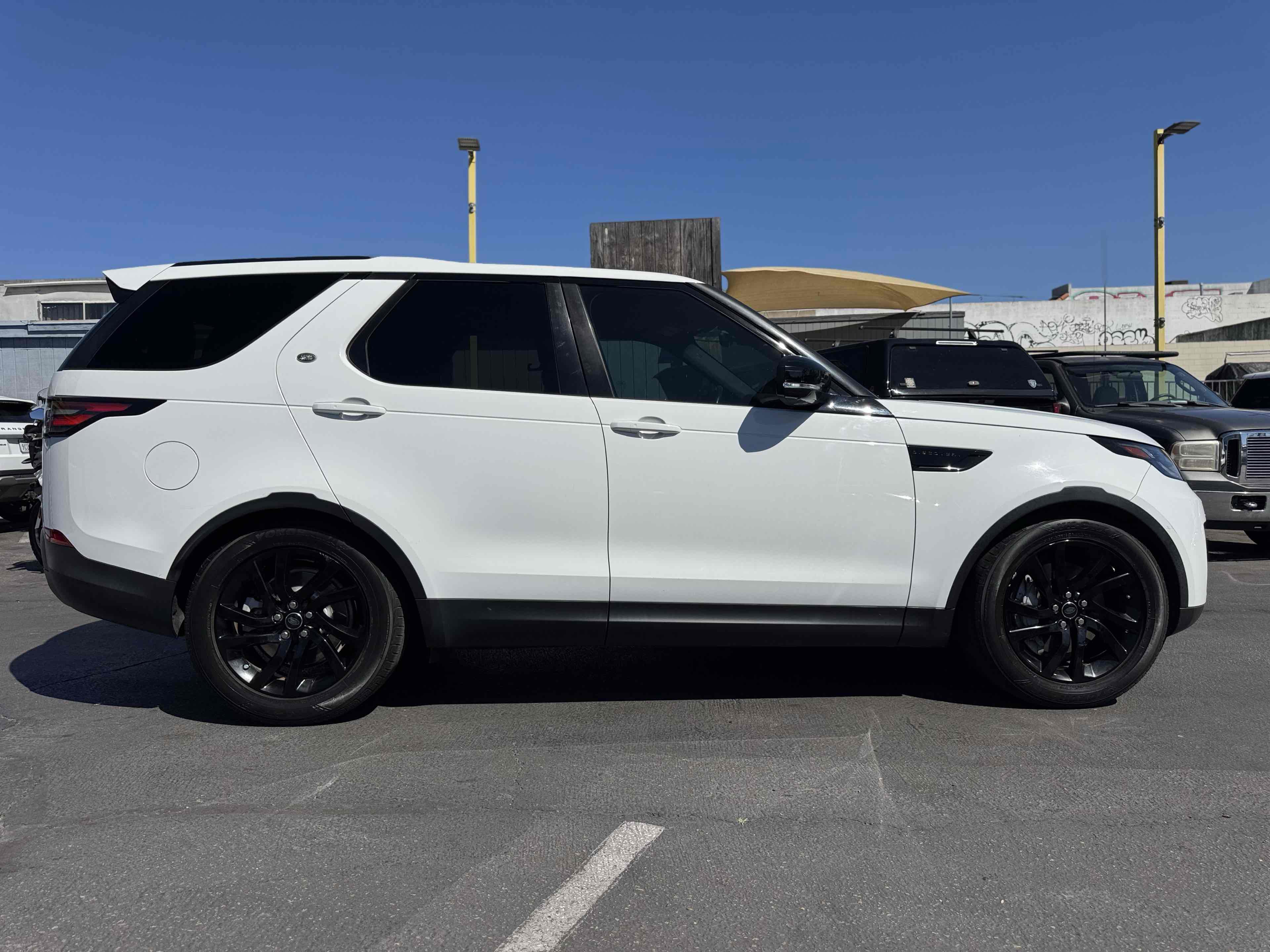 Used 2018 Land Rover Discovery HSE AWD/4WD image 4