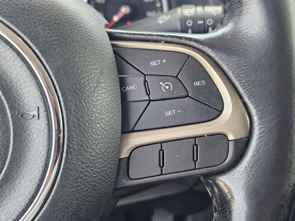 Used 2017 Jeep Renegade Latitude FWD image 28