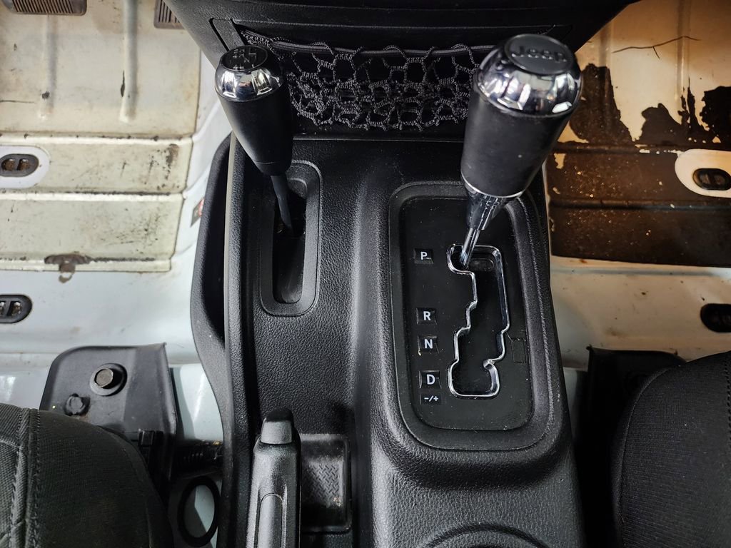 Used 2015 Jeep Wrangler Unlimited Sport w/ Connectivity Group image 18