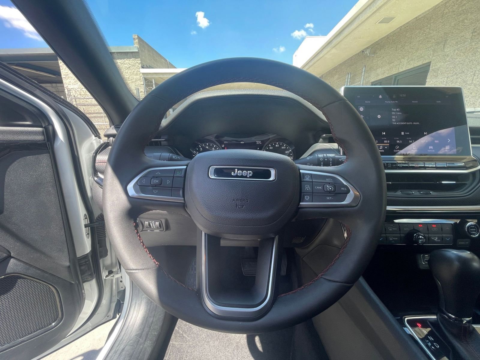 Used 2025 Jeep Compass Trailhawk image 27