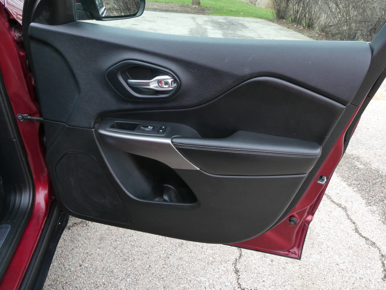 Used 2019 Jeep Cherokee Limited image 28