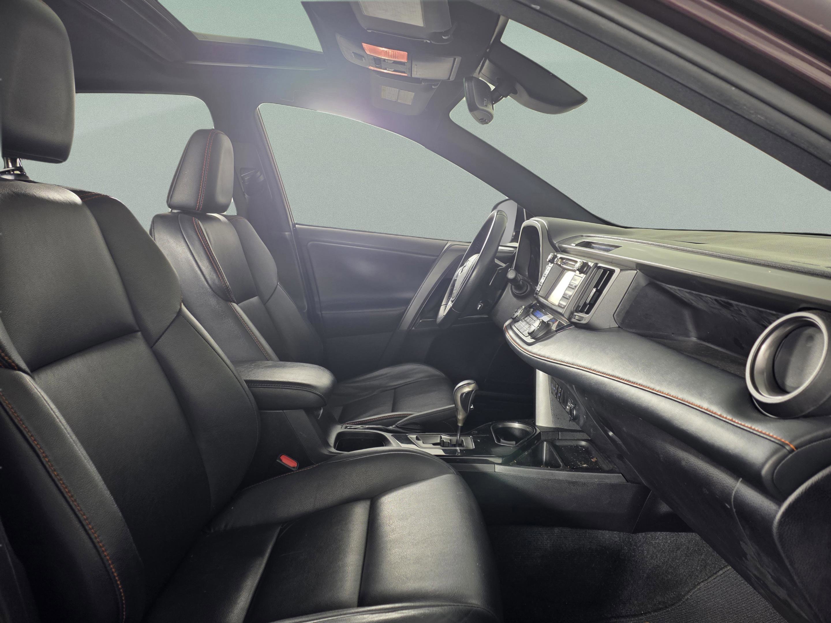 Used 2018 Toyota RAV4 SE image 22