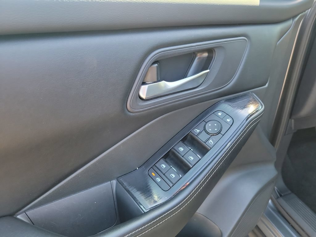 Used 2024 Nissan Rogue SV AWD/4WD image 23