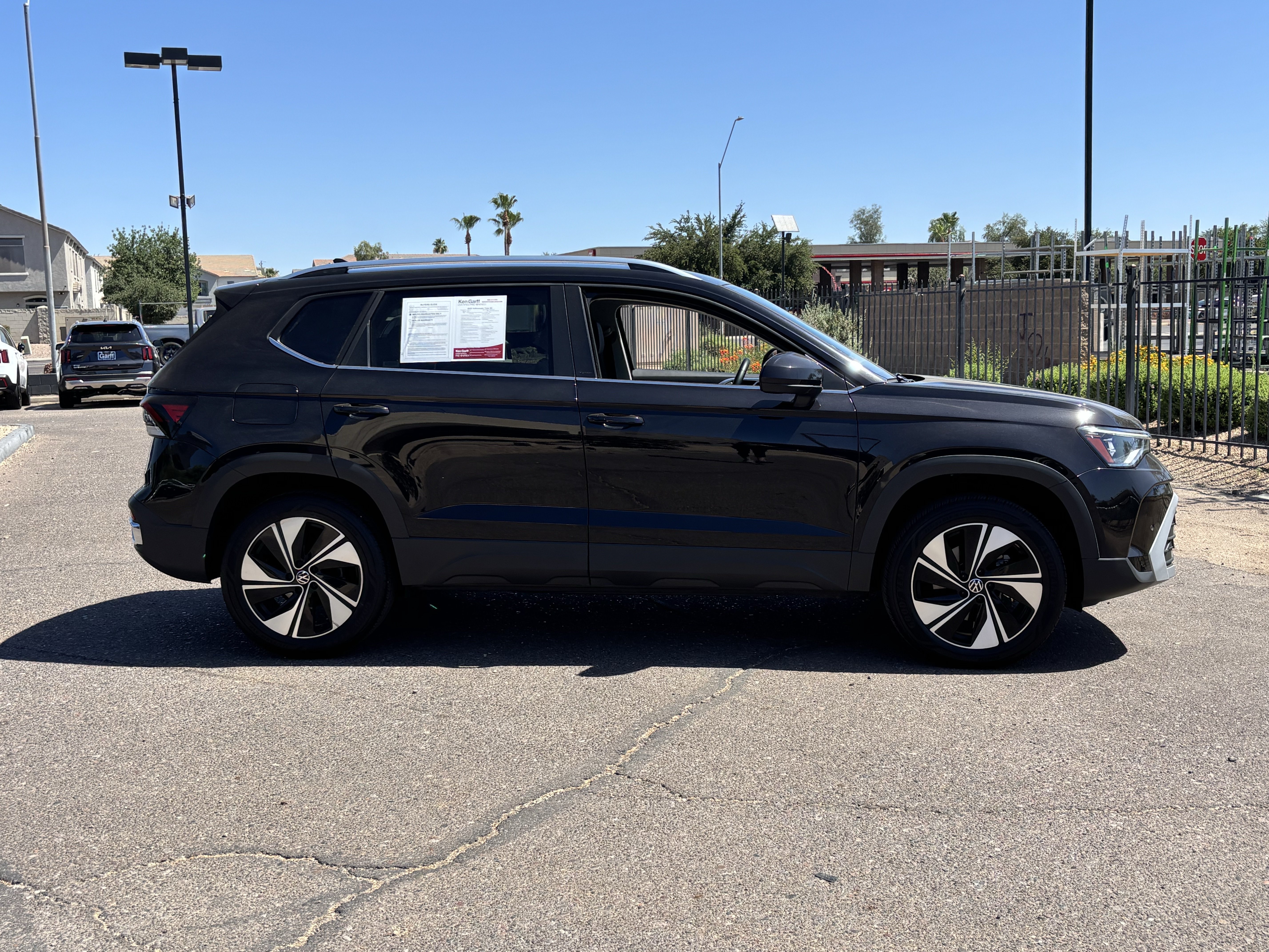 Used 2025 Volkswagen Taos SE AWD/4WD image 2