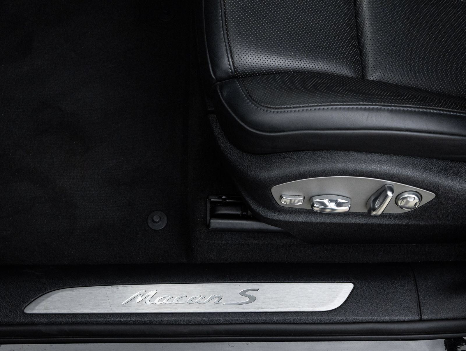 Certified 2023 Porsche Macan S AWD/4WD image 20