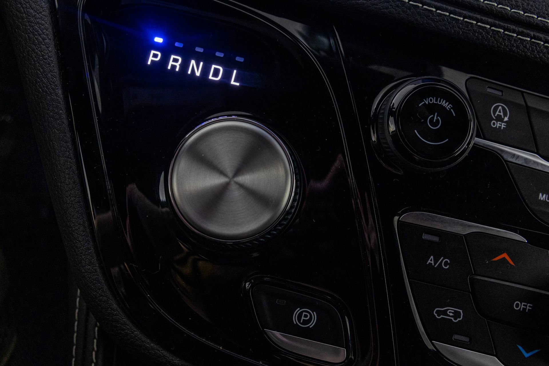 Used 2023 Chrysler Pacifica Limited w/ Uconnect Theater Family Group image 32