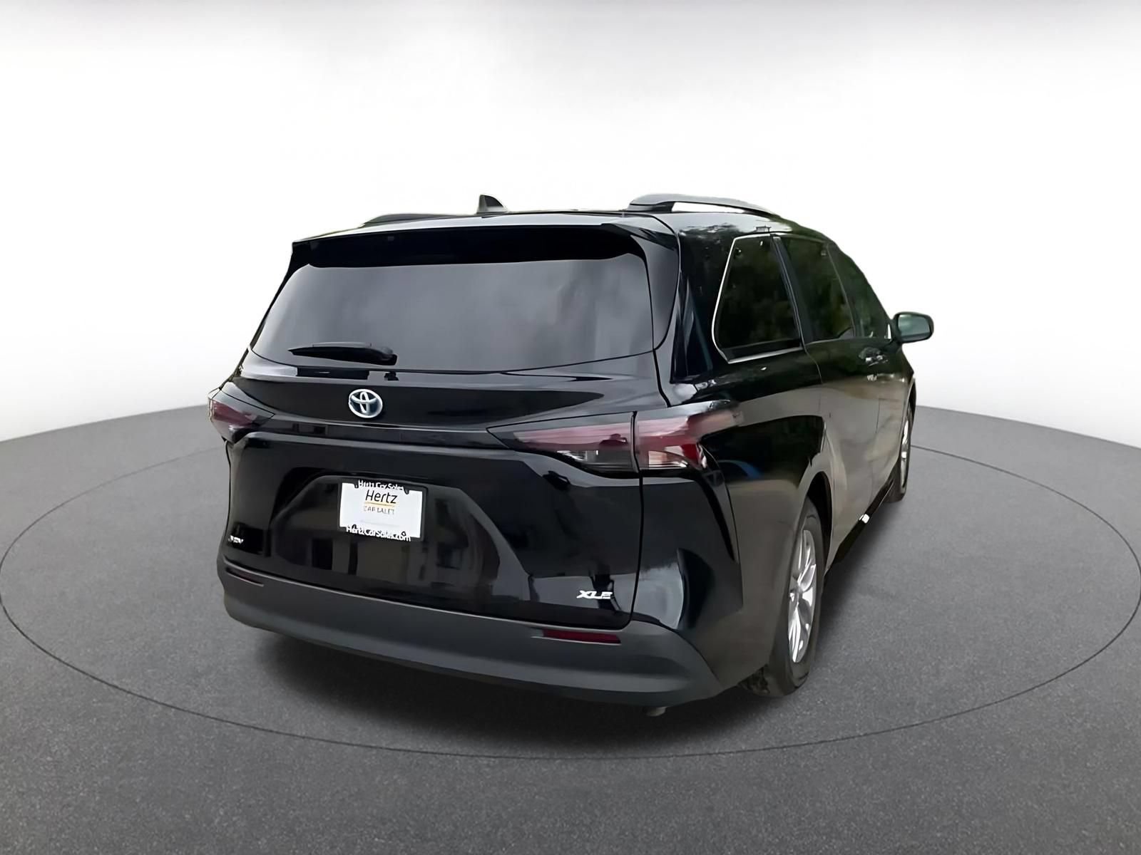 Used 2025 Toyota Sienna XLE FWD image 14