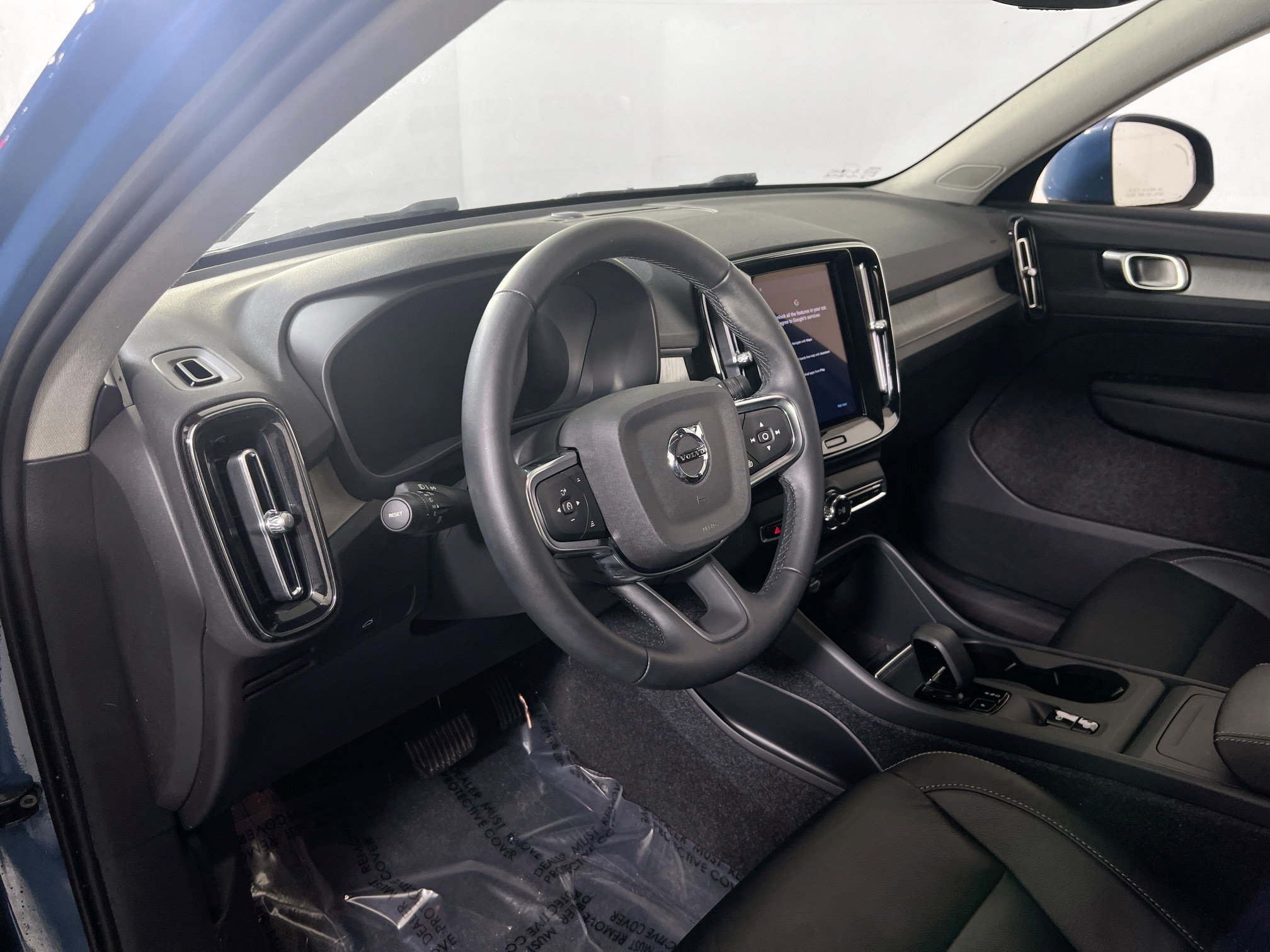 Used 2023 Volvo XC40 B5 Core w/ Convenience Package AWD/4WD image 9
