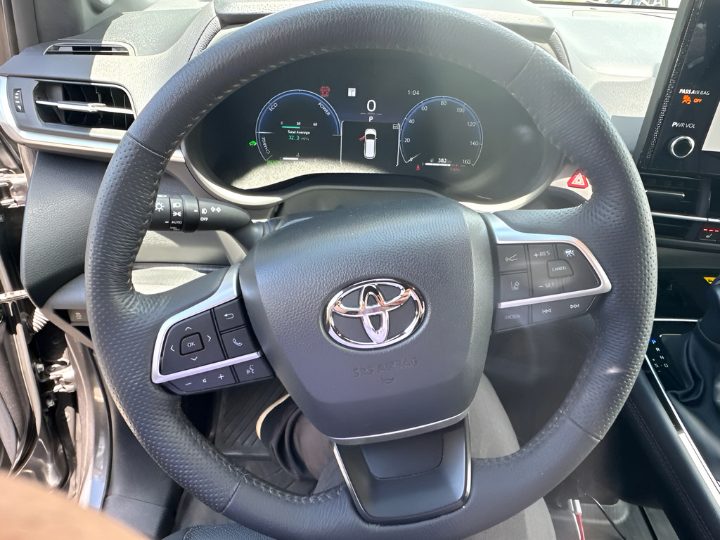 Used 2025 Toyota Sienna Platinum AWD/4WD image 3