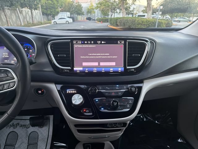 Used 2024 Chrysler Pacifica Touring-L FWD image 15