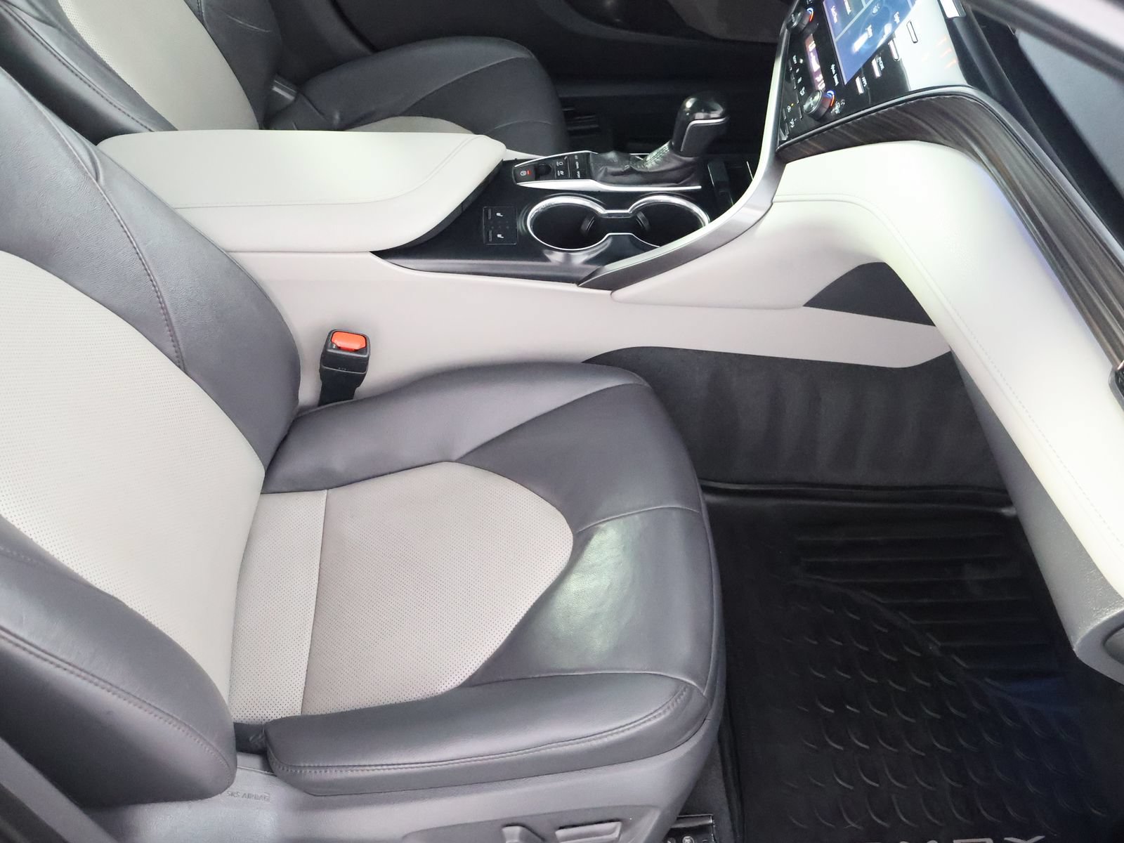 Used 2020 Toyota Camry XLE FWD image 45